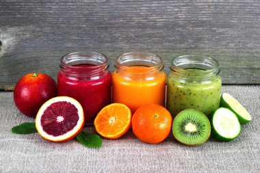 Serinletici meyve yüzlü gri masada