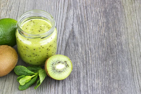 Batido verde con kiwi, pepino, menta y perejil en ol — Foto de Stock