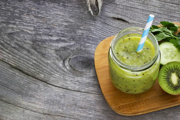 Smoothie verde com kiwi frutas, pepino, hortelã e salsa no ol — Fotografia de Stock