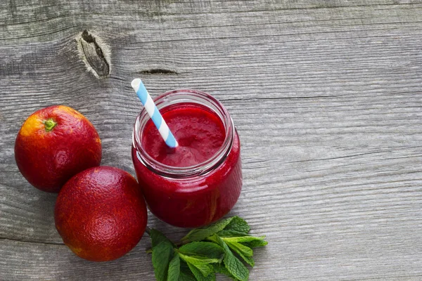 Smoothie vermelho com laranjas vermelhas, maçãs, romã e hortelã — Fotografia de Stock