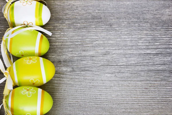 Eski ahşap tablo easter yumurta. Paskalya arka plan