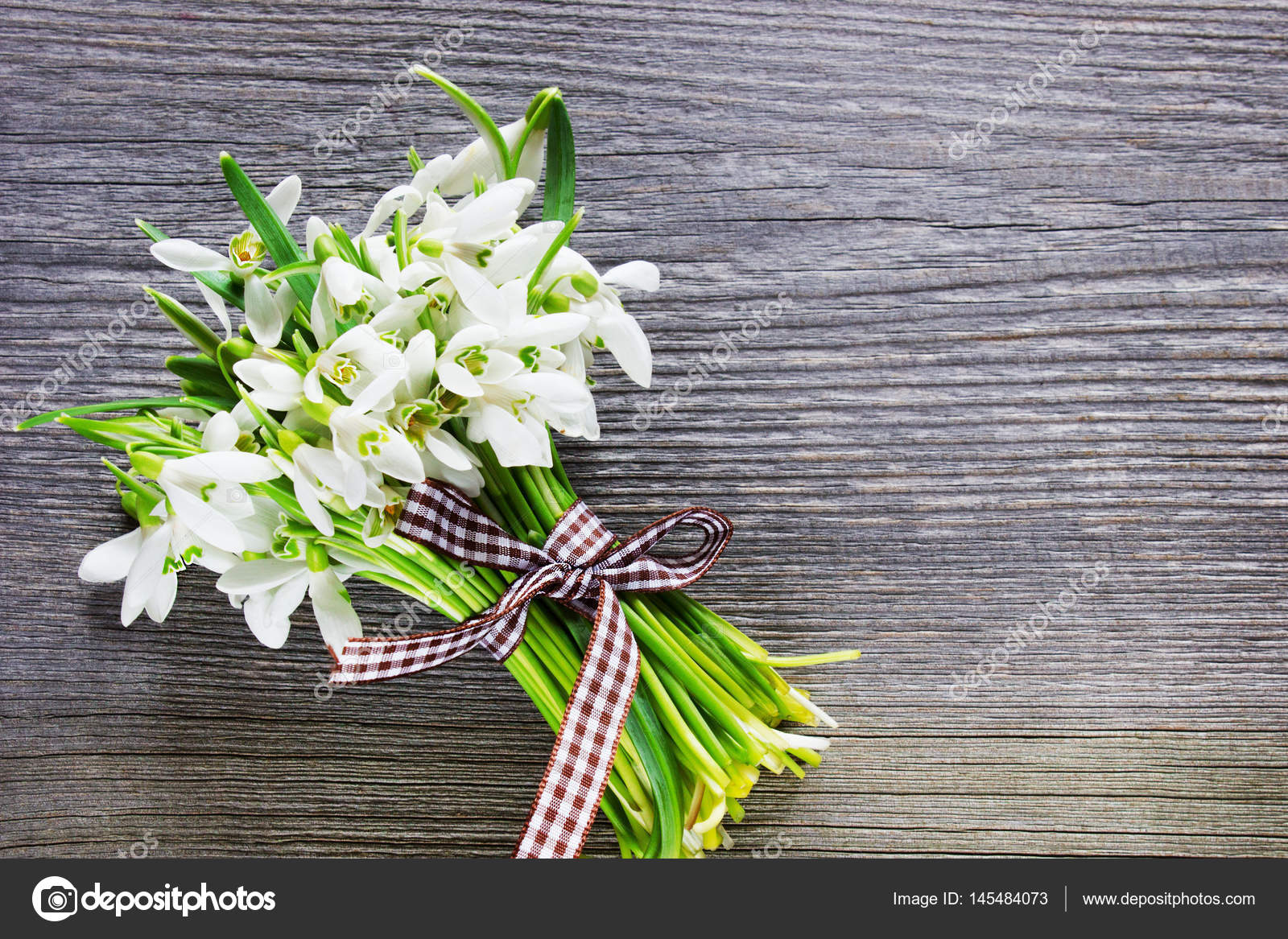Bouquet De Fleurs De Perce Neige Sur Table En Bois Ancienne