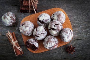 Tahta masada çikolatalı kurabiyeler..