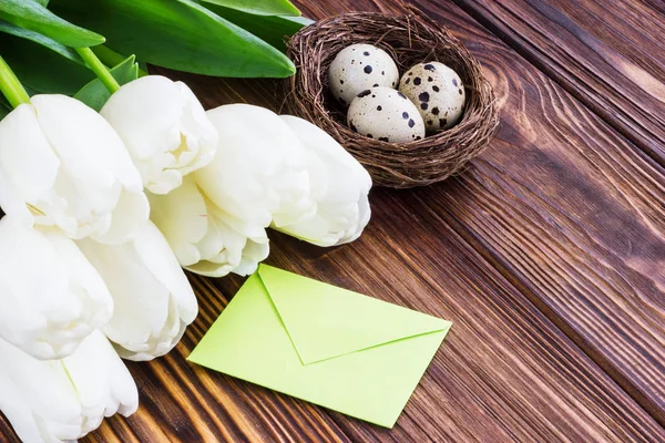 오래 된 나무 탁상용에 부케 흰색 튤립 꽃 부활절 계란 — 스톡 사진