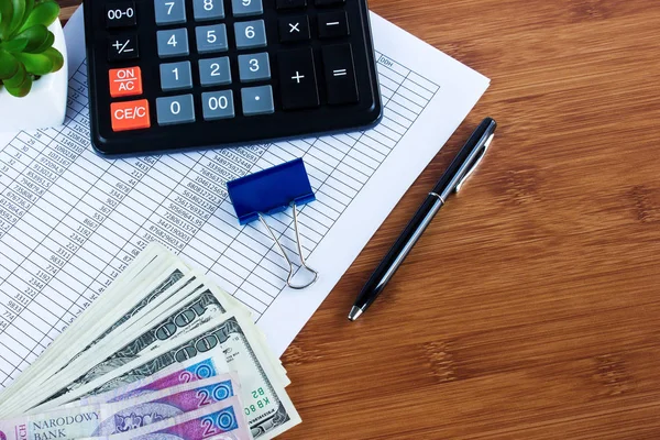 Bedrijfsconcept: rekenmachine, geld, office accessoriesand financ Stockfoto