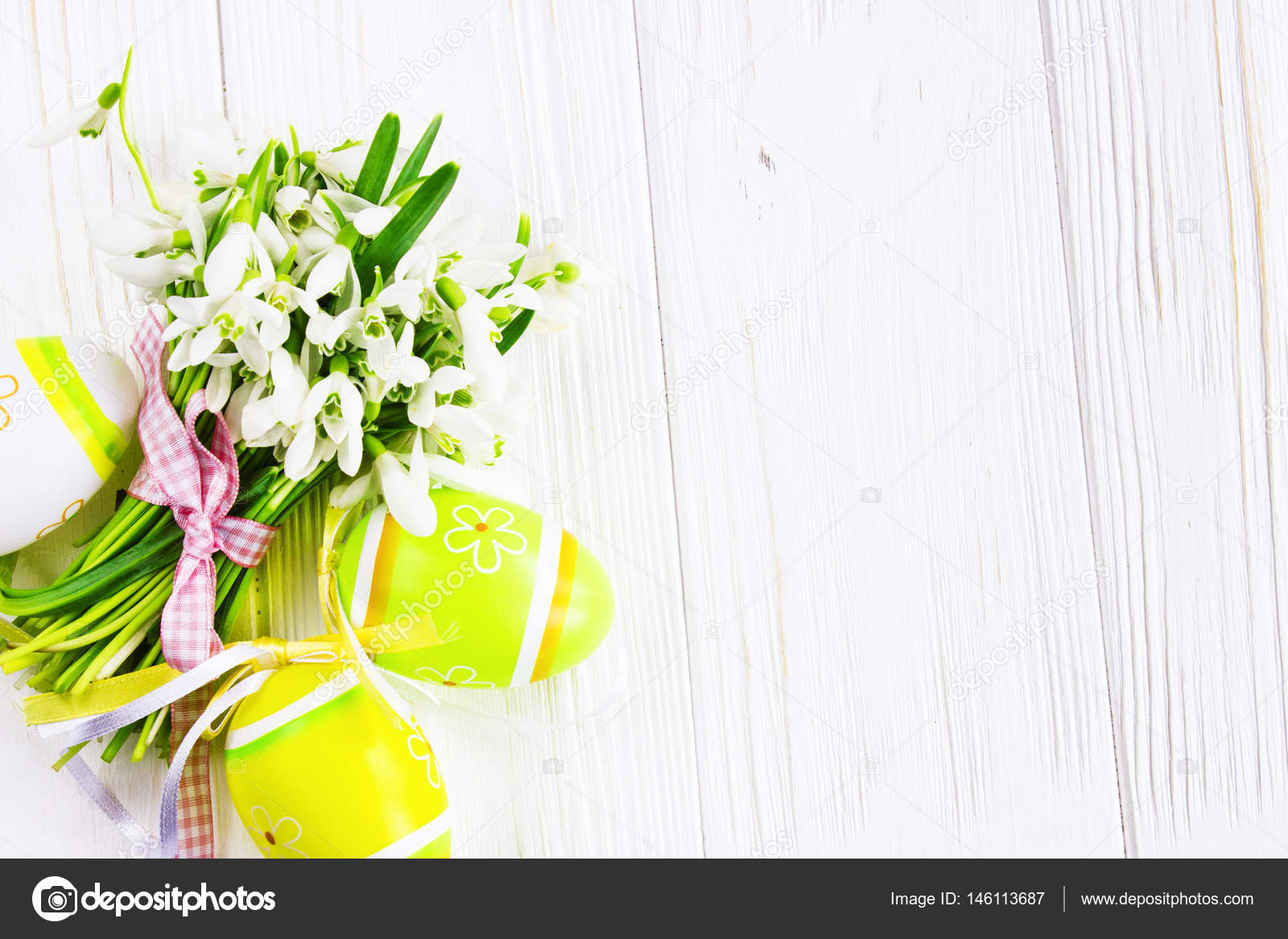 Bouquet De Fleurs De Perce Neige Avec Oeufs De Pâques