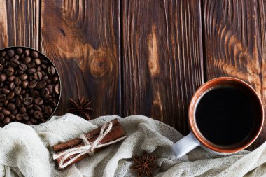 Fincan kahve kahve çekirdeği, tarçın ve anasonu karanlık w üzerinde