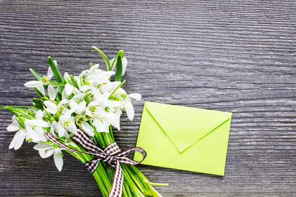 Boeket van sneeuwklokjes bloemen op oude houten tafel Rechtenvrije Stockafbeeldingen