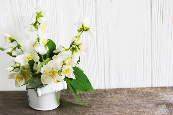 Jasmine flower op houten tafel. Wenskaart. Stockafbeelding