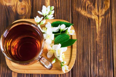 Bir fincan çay Yasemin çiçekleri ile 