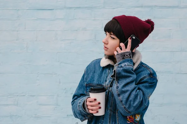 Jovem hipster menina falando ao telefone e beber café — Fotografia de Stock