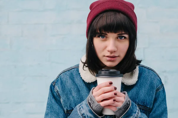 Retrato de uma jovem hipster café aquecido e sorrindo — Fotografia de Stock