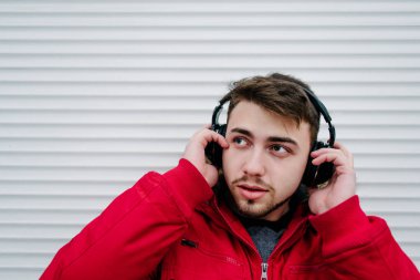 yukarıya bakıyor ve müzik bir sakallı genç adam