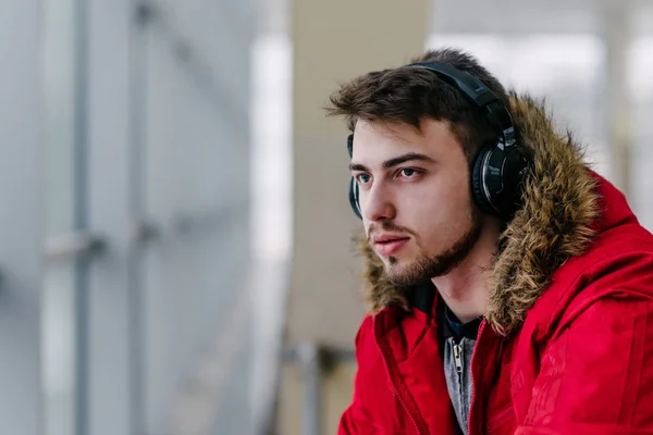 Joven escuchando música en la ventana — Foto de Stock