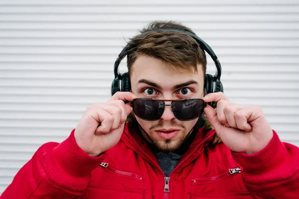 Surpris jeune homme écoutant de la musique — Photo