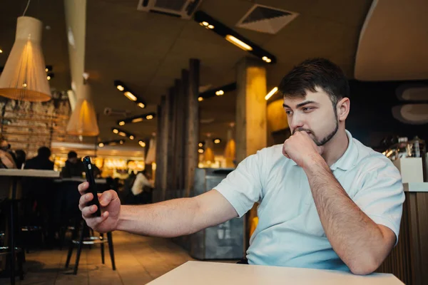 Joven hombre de negocios con barba hace un buen selfie restaurante — Foto de Stock