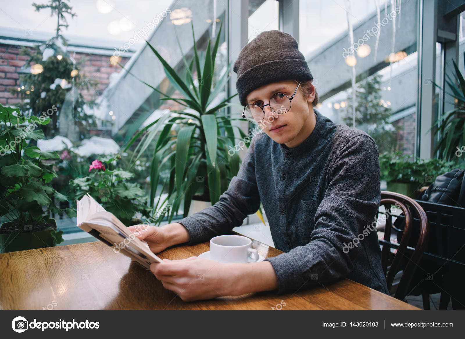 Junger Kerl in Hipster Brille und Hut in einem netten Café ...