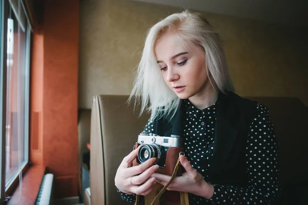 Junge schöne Frau Hipster hält Retro-Kamera — Stockfoto