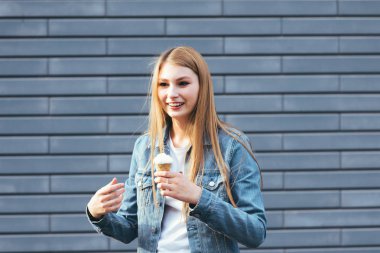 genç kız dondurma keyfi