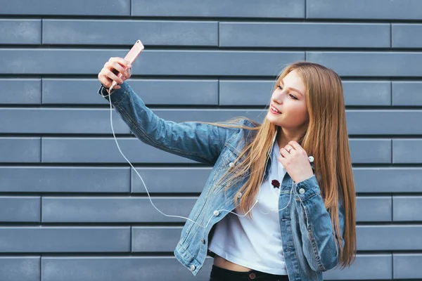 Fata în jacheta de denim luând selfie — Fotografie, imagine de stoc