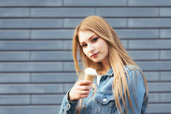 Jeune fille appréciant la crème glacée — Photo