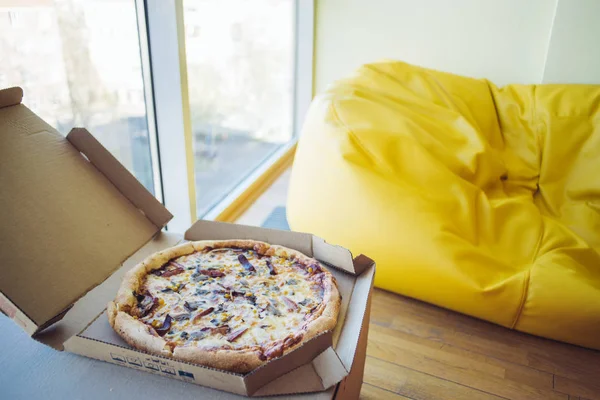 Pizza dient im Büro als Ruheplatz — Stockfoto