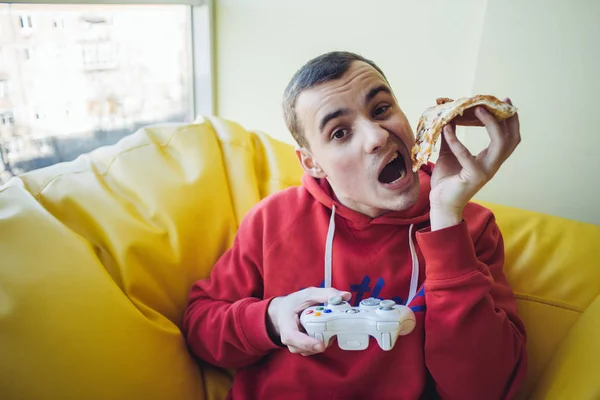 Chico divertido jugando videojuego — Foto de Stock