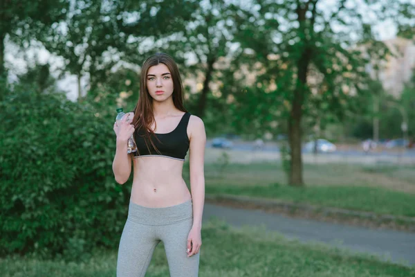 Hermosa joven con botella de agua — Foto de Stock