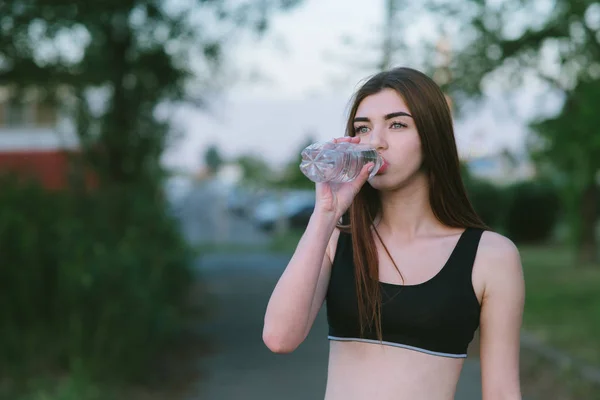 Krásná mladá dívka s láhev s vodou — Stock fotografie