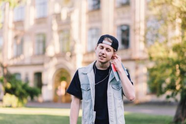 Müzik Üniversitesi kampüsünde öğrenci