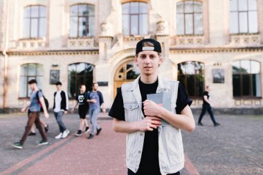 Defter elinde tutan şık öğrenci