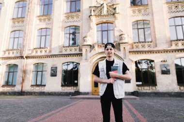 Defter elinde tutan şık öğrenci