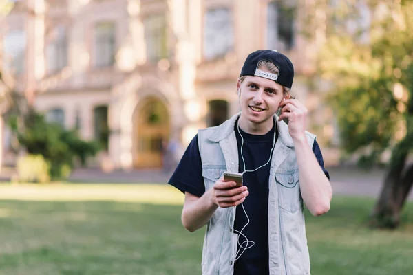 Schüler mit Notizbuch und Telefon — Stockfoto