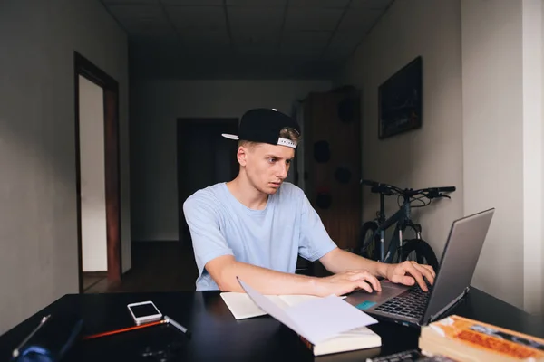Nastolatek ukryte pracuje na komputerze w swoim pokoju. uczysz się w domu. — Zdjęcie stockowe