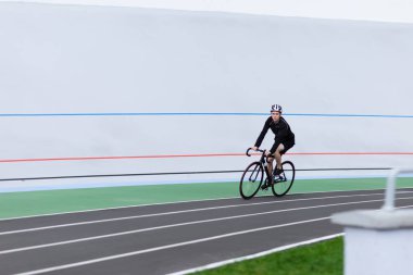 Bir bisikletçi atlet Bisiklet yolda eğitiyor. Bir bisikletçi bir velodrome sürmek. Spor.