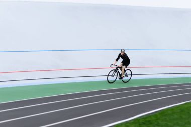 Bir bisikletçi açık havada eğitimli. Spor motor sabit. Atlet bisikletçi velodrome üzerinde
