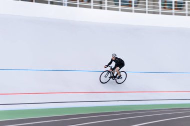 Bir bisikletçi bir bisiklet ile açık havada bir profesyonel velodrome üzerinde gidiyor. Spor kavramı.