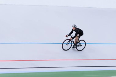 Bir bisikletçi profesyonel bir açık velodrome eğitiyor. Spor kavram. Bisiklet düzeltme