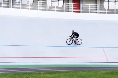 Bir siyah bir açık bisiklet yolu üzerinde siyah bir bisiklet bisikletçi trenler Bisiklete binme. Spor.