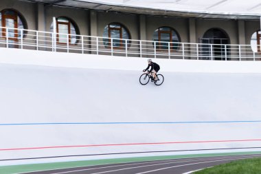 Açık havada Bisiklet yolunda bir bisiklet ile etkin bir genç bisikletçi eğitiyor. Spor kavram. Bisikletçi