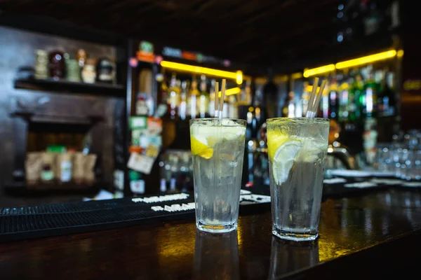 Cool and refreshing lemonade at the bar night club. Lemonade at the bar. — Stock Photo, Image
