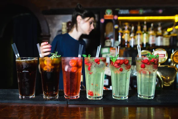 Schöne alkoholische Cocktails an der Bar des Nachtclubs. — Stockfoto