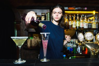 Barmen elinde iç yapım alkol bar kokteyl vurdu. Profesyonel barmen cam ölçme içine dökülen içki bar içinde işte. Gece kulübünde parti zamanı