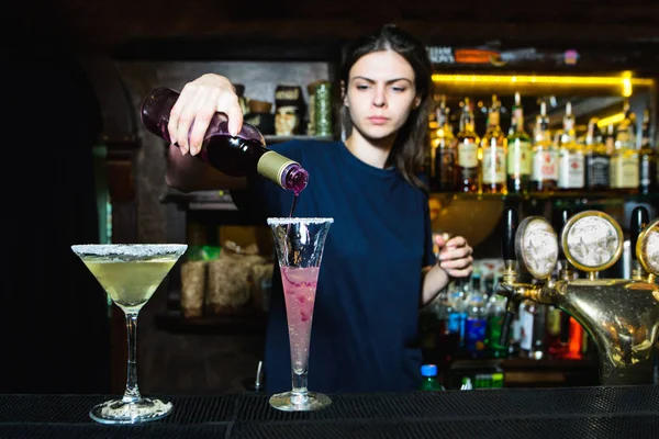 Barmen elinde iç yapım alkol bar kokteyl vurdu. Profesyonel barmen cam ölçme içine dökülen içki bar içinde işte. Gece kulübünde parti zamanı