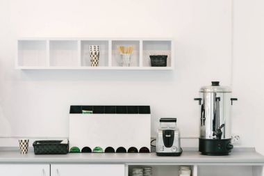 Modern minimalist tasarım mutfak. Ev aletleri mutfak masasında ofiste. Office mutfak.