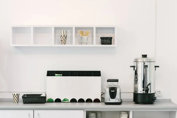 Moderno design minimalista della cucina. Elettrodomestici sul tavolo della cucina in ufficio. Cucina ufficio . — Foto Stock