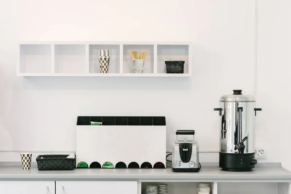 Modern minimalist tasarım mutfak. Ev aletleri mutfak masasında ofiste. Office mutfak.