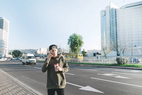 Evet ve bir bardak kahve şehir etrafında yürürken tutan bir öğrenci genç bir adamdır. Yaşam tarzı ve insanlar kavramı.