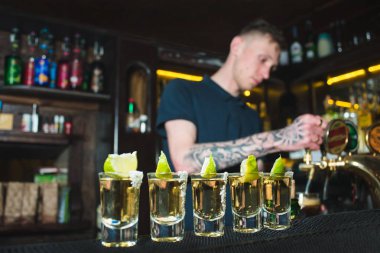 Yapmaya çalışıyorum. İş yerinde barmen çerçevede alkollü çekim.