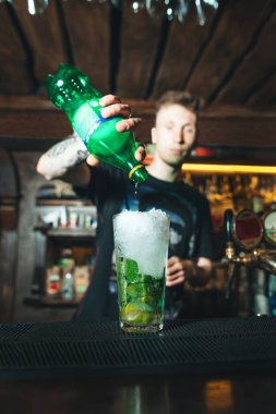 Barmen alkollü kokteyl bar sayacı nane oluşturma